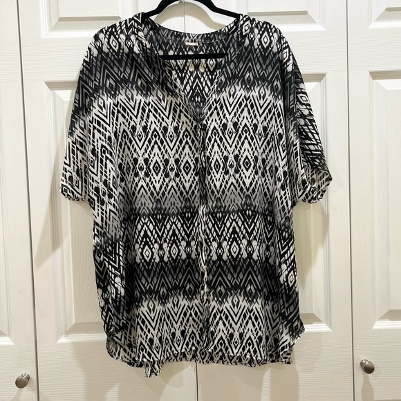 Black and White Geometric Women's Top - Picture 1 of 5